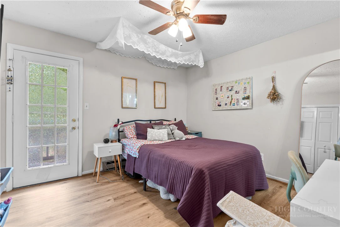 Image number 13 for the current listing