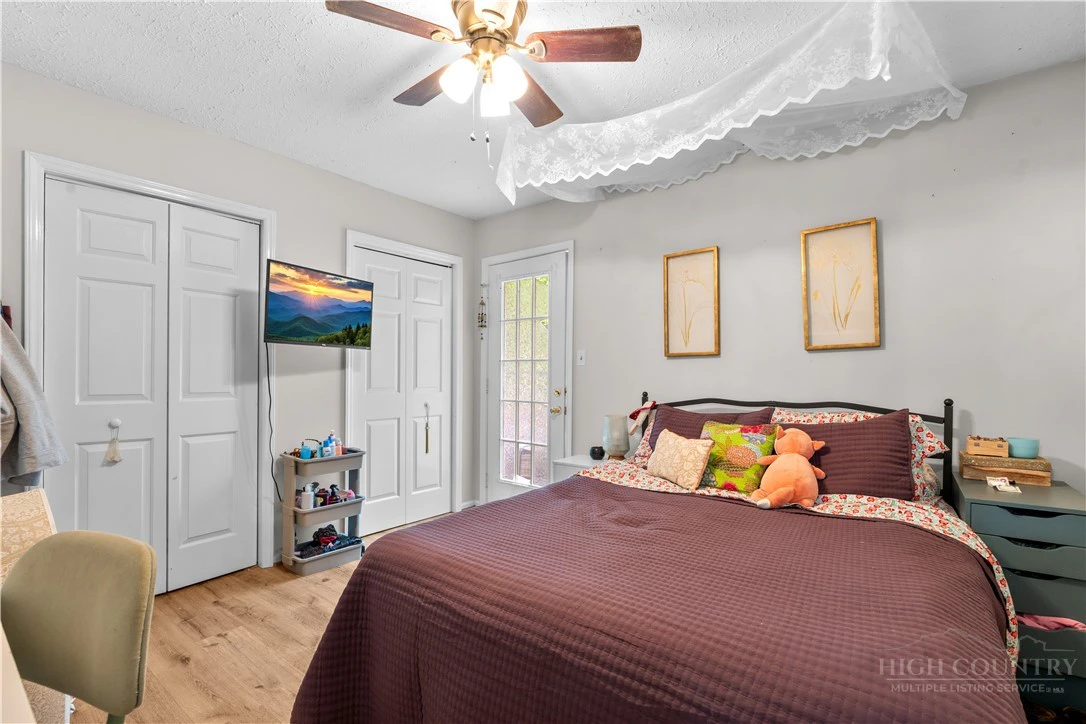 Image number 2 for the current listing