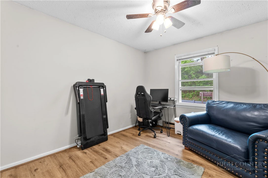 Image number 11 for the current listing