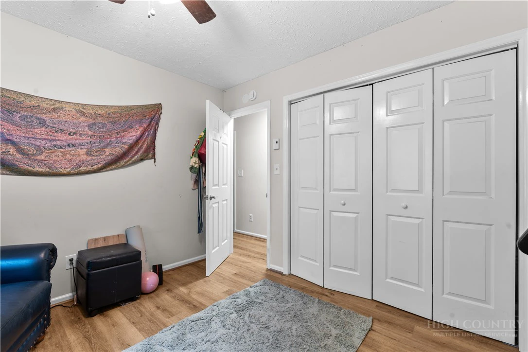 Image number 9 for the current listing