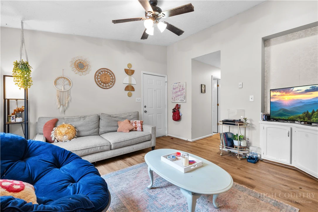 Image number 19 for the current listing