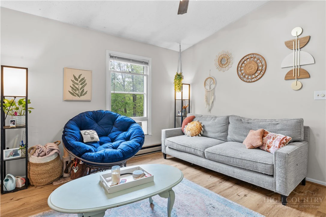 Image number 18 for the current listing