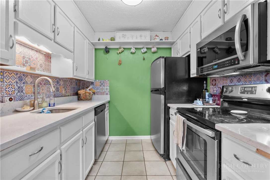 Image number 15 for the current listing