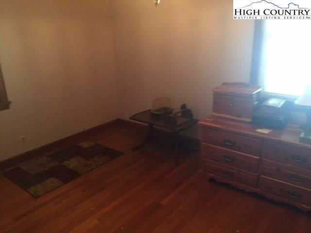 Image number 15 for the current listing