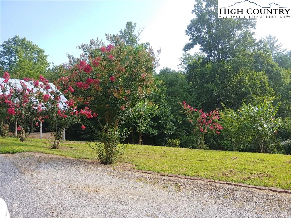 Image number 28 for the current listing