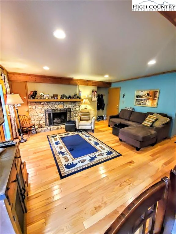 Image number 1 for the current listing