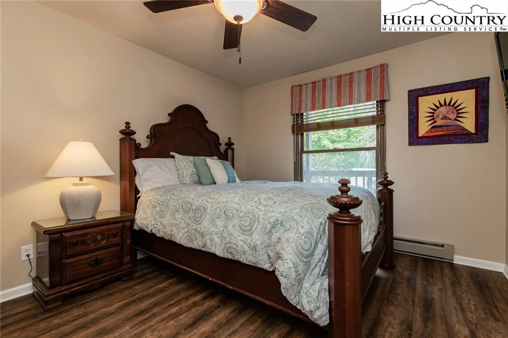 Image number 4 for the current listing
