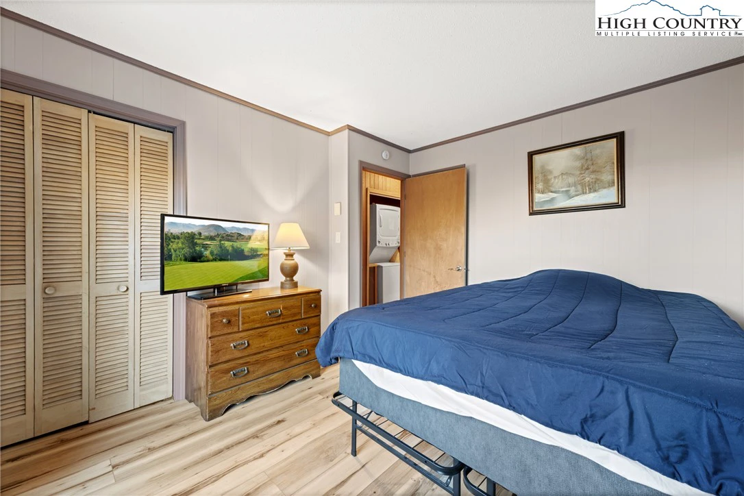 Image number 4 for the current listing