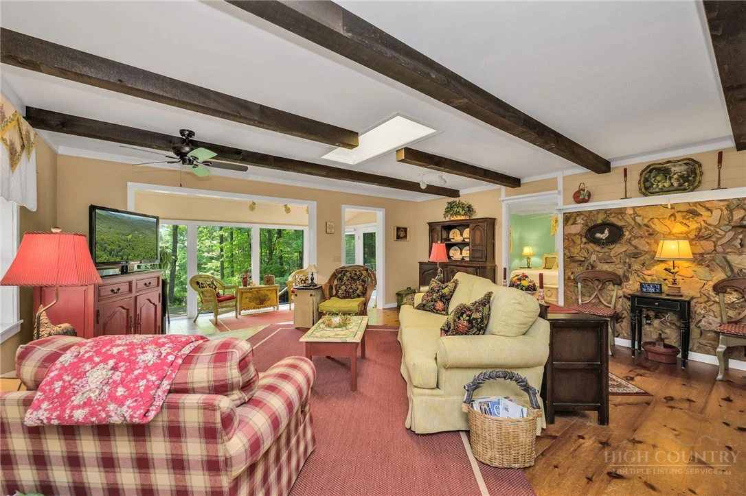 Image number 15 for the current listing
