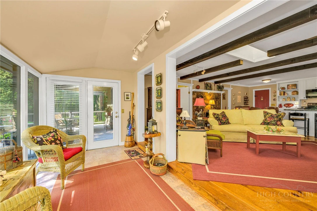 Image number 17 for the current listing