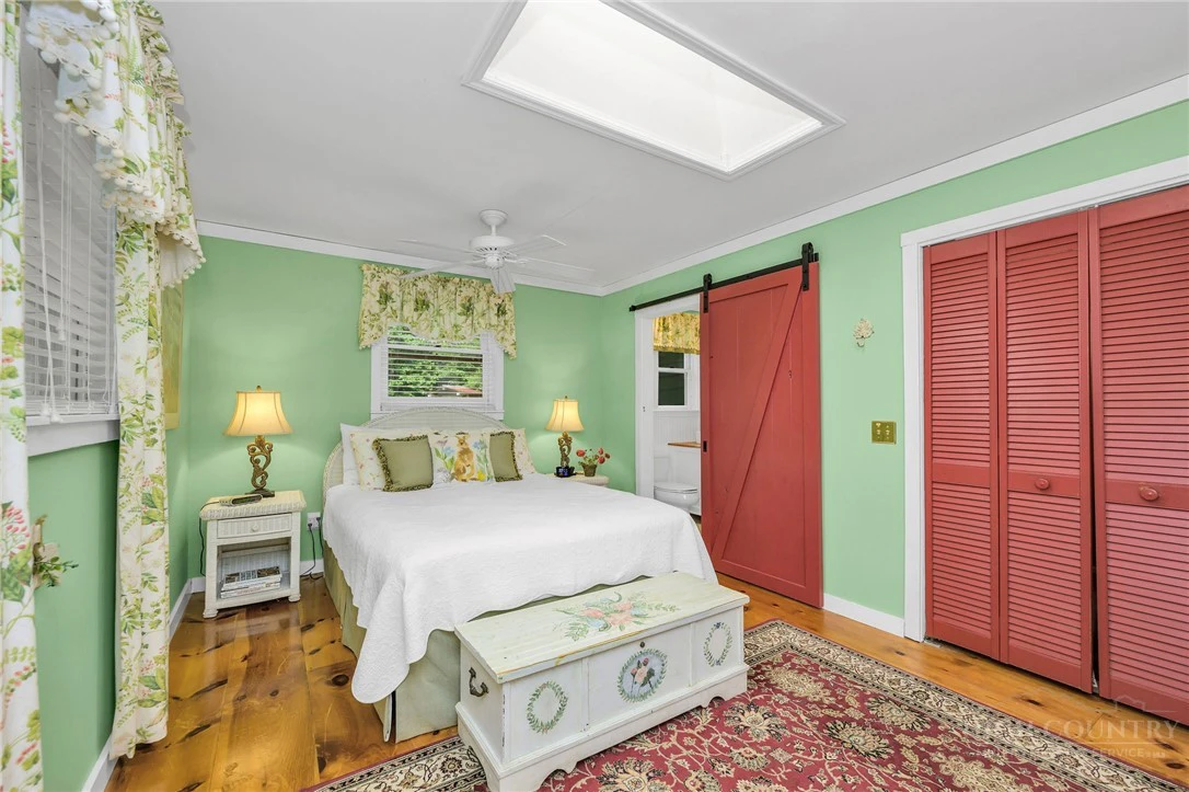 Image number 19 for the current listing