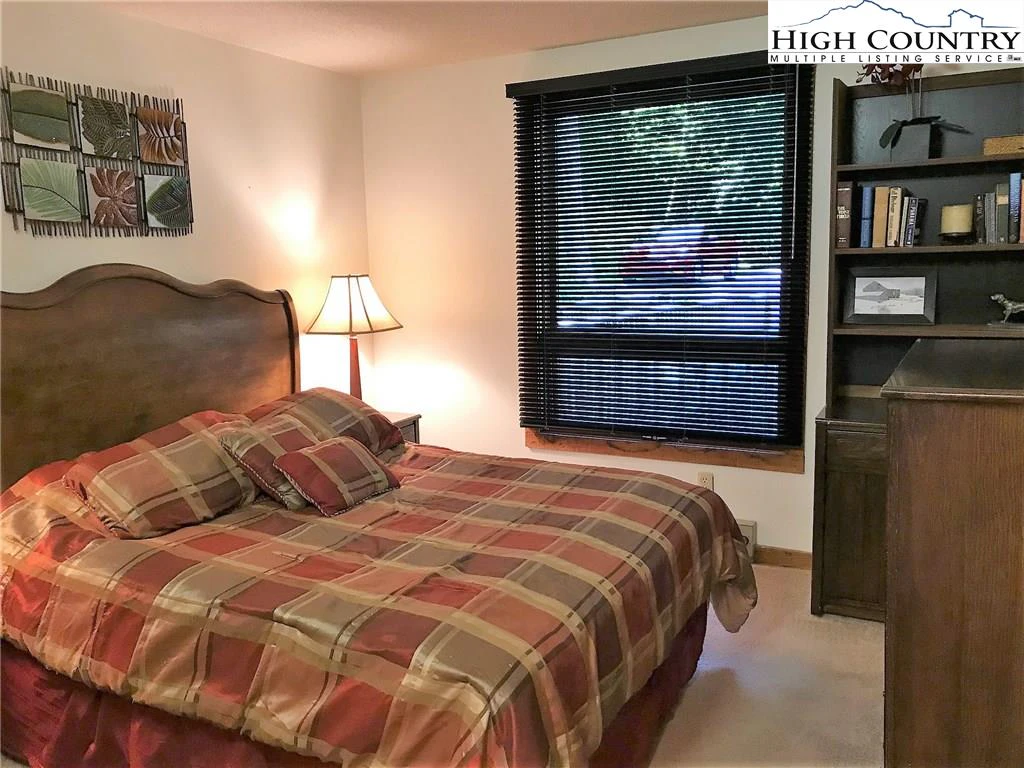 Image number 2 for the current listing
