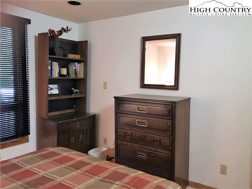 Image number 12 for the current listing