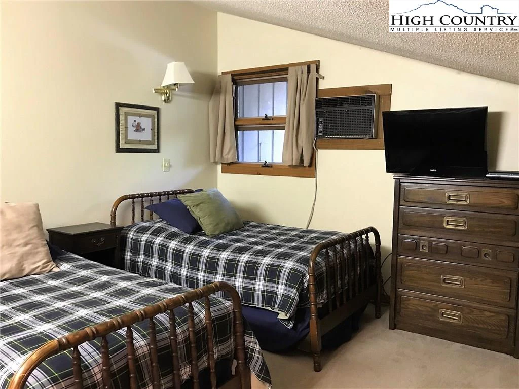 Image number 5 for the current listing