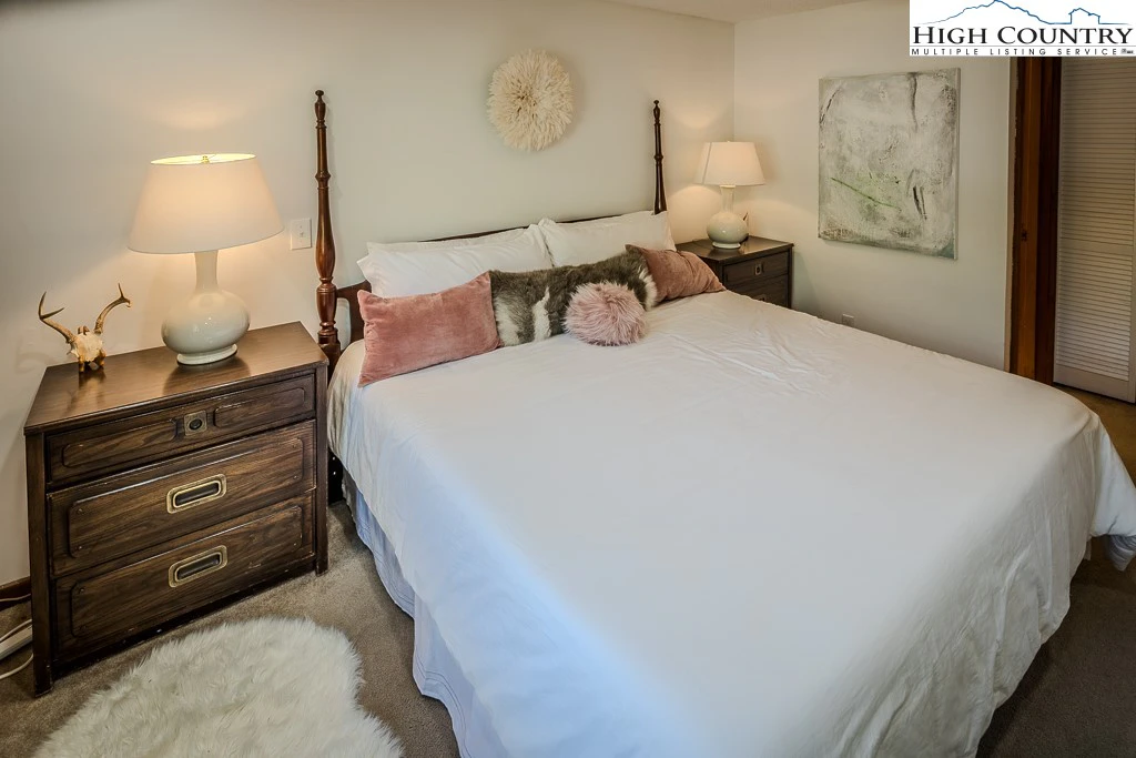 Image number 2 for the current listing