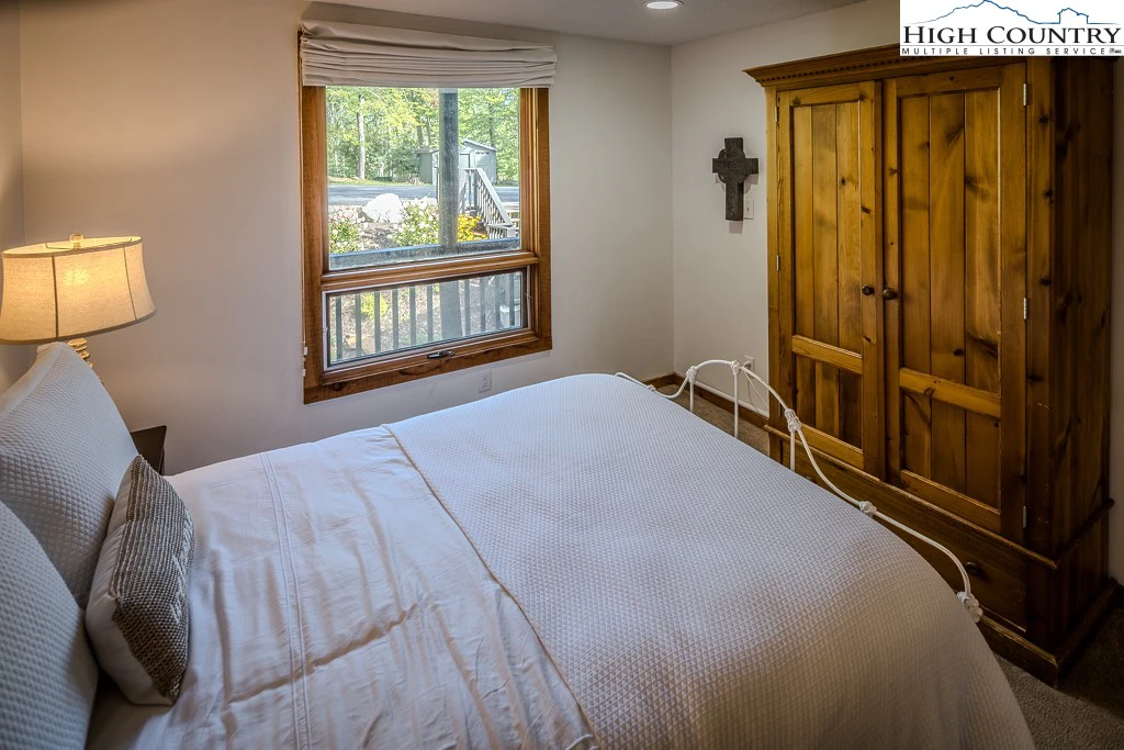 Image number 9 for the current listing