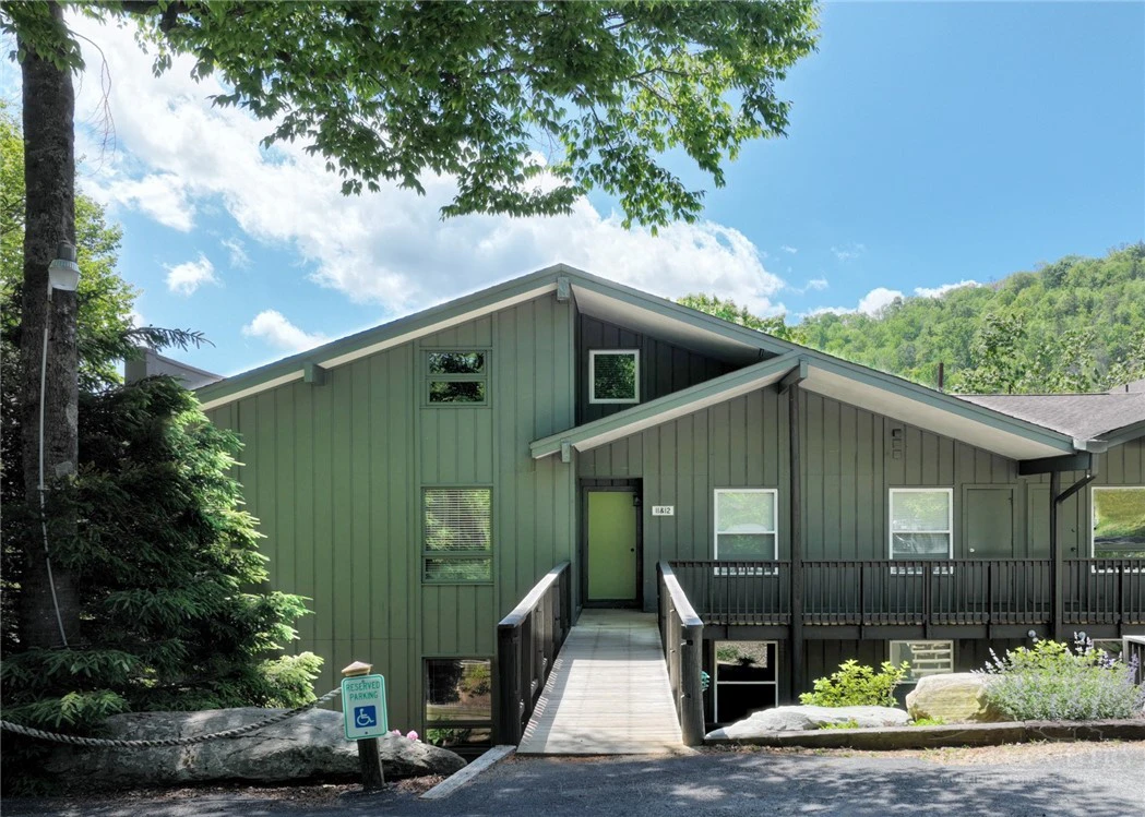 Image number 1 for the current listing