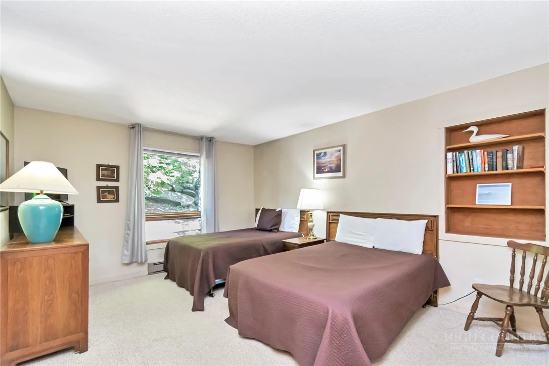 Image number 9 for the current listing