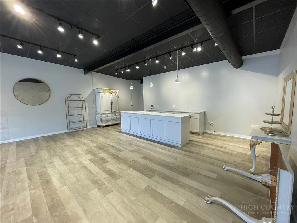 Image number 5 for the current listing