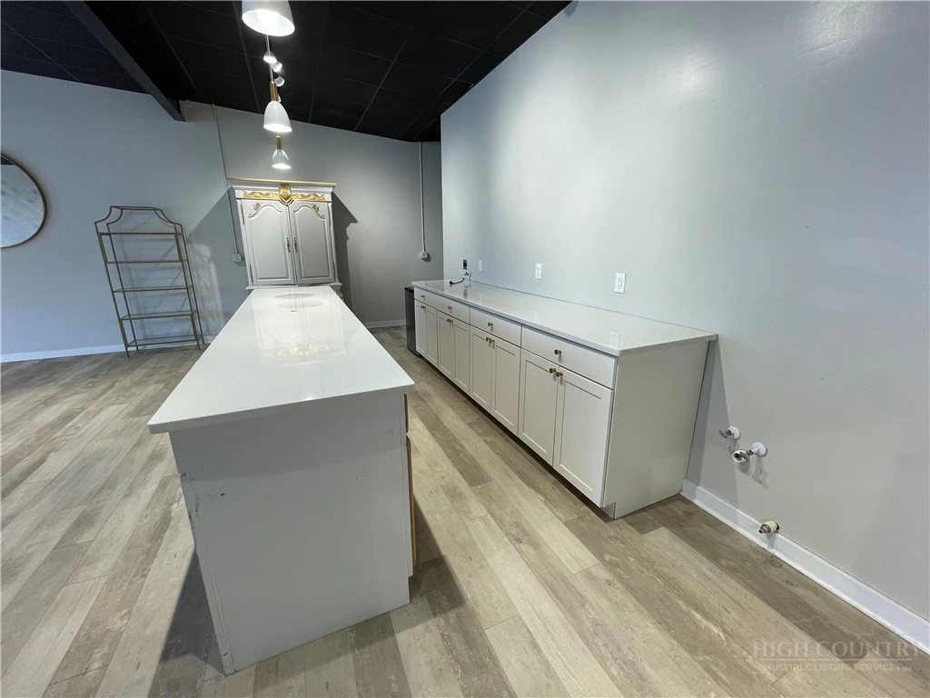 Image number 7 for the current listing