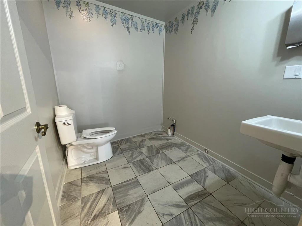 Image number 9 for the current listing
