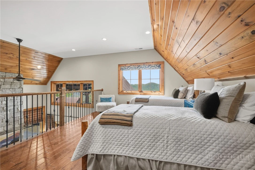 Image number 3 for the current listing