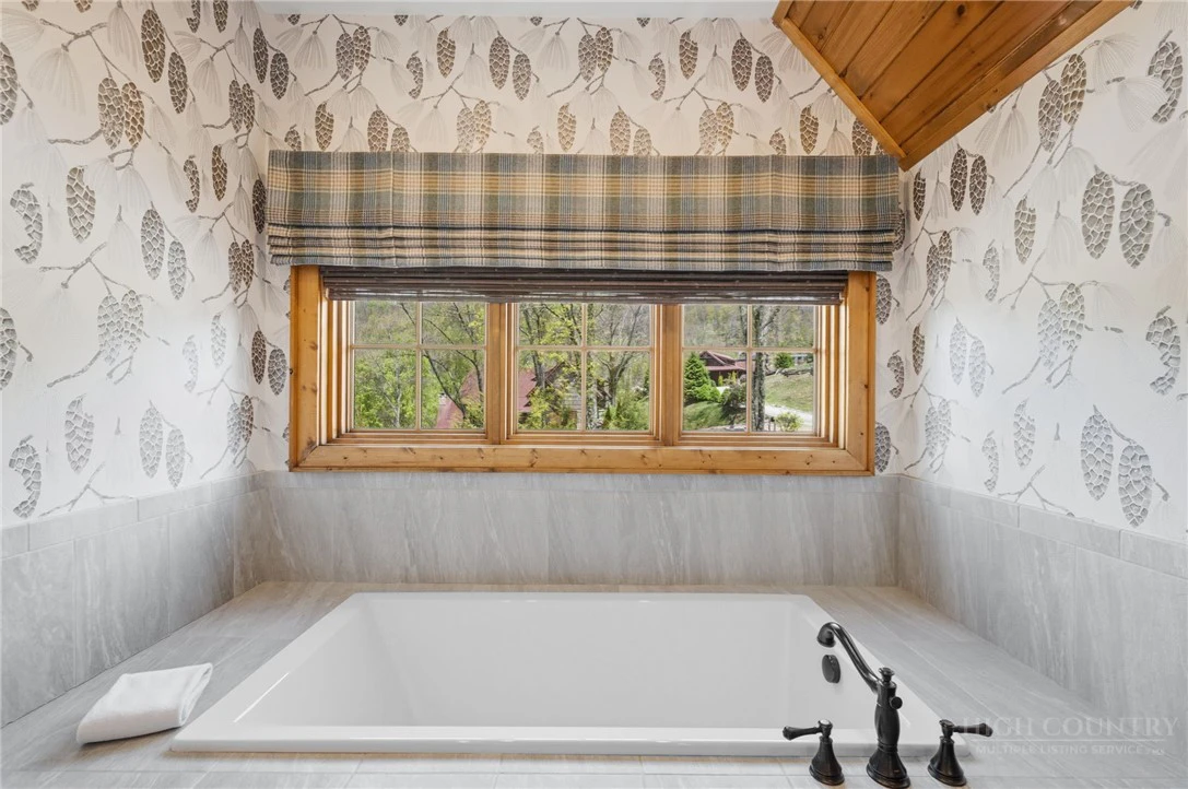 Image number 2 for the current listing