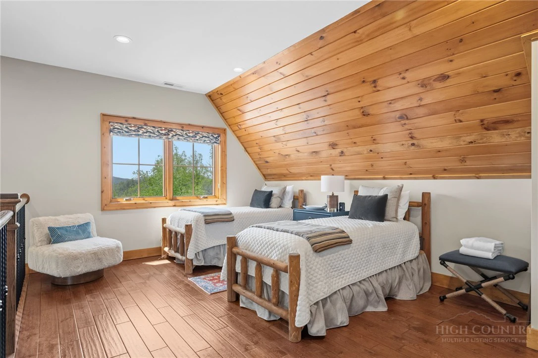 Image number 4 for the current listing