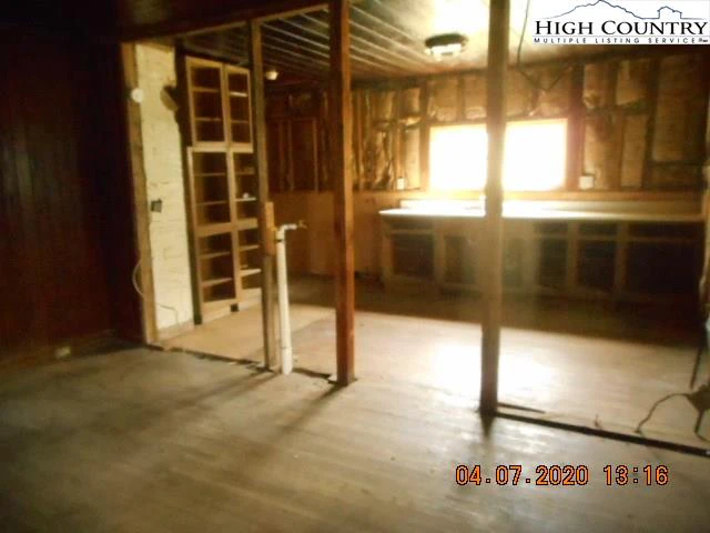 Image number 11 for the current listing