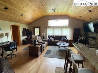 Image number 14 for the current listing