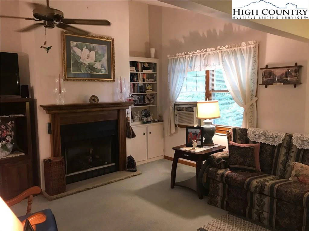 Image number 19 for the current listing