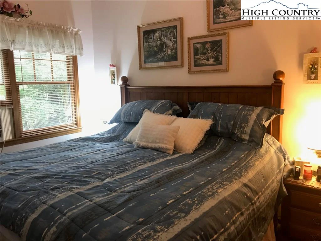 Image number 4 for the current listing