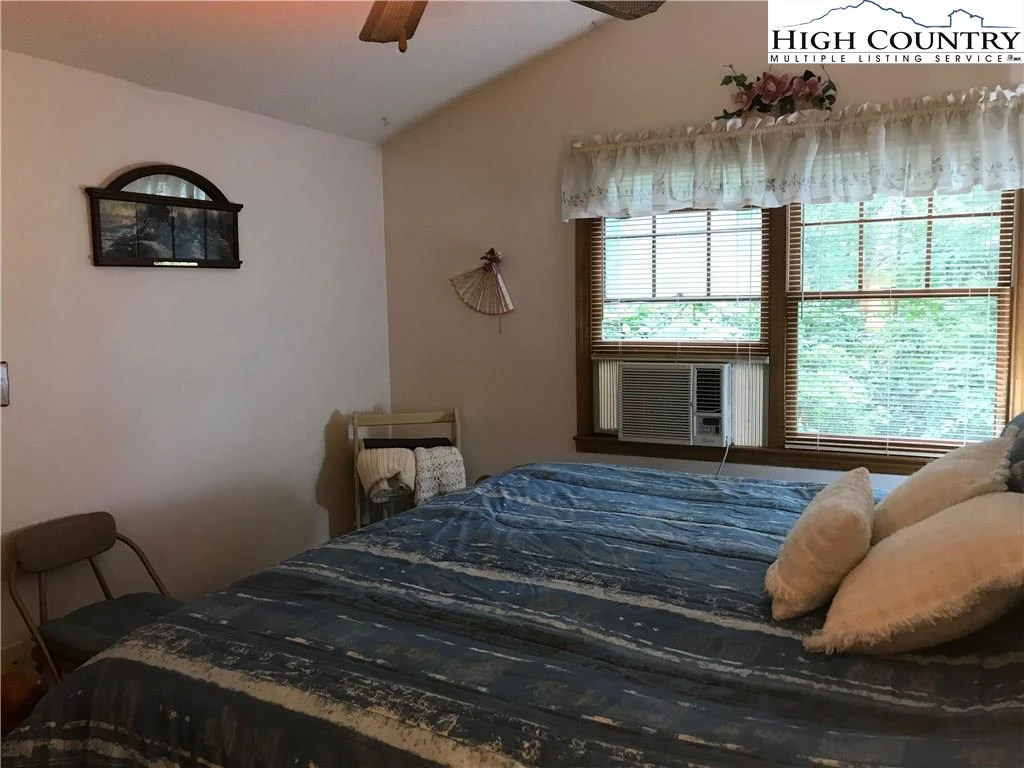 Image number 5 for the current listing