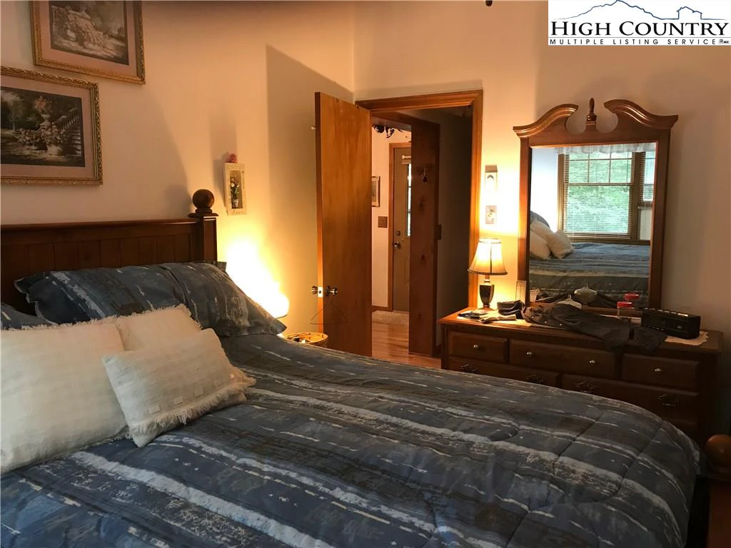 Image number 6 for the current listing