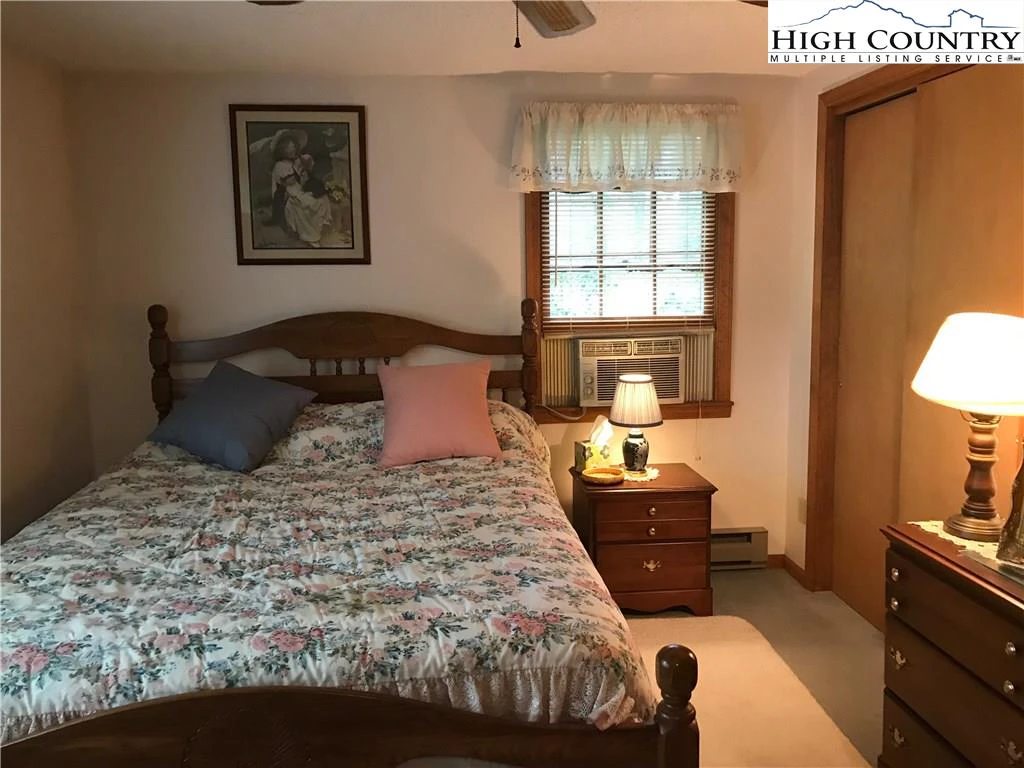 Image number 7 for the current listing