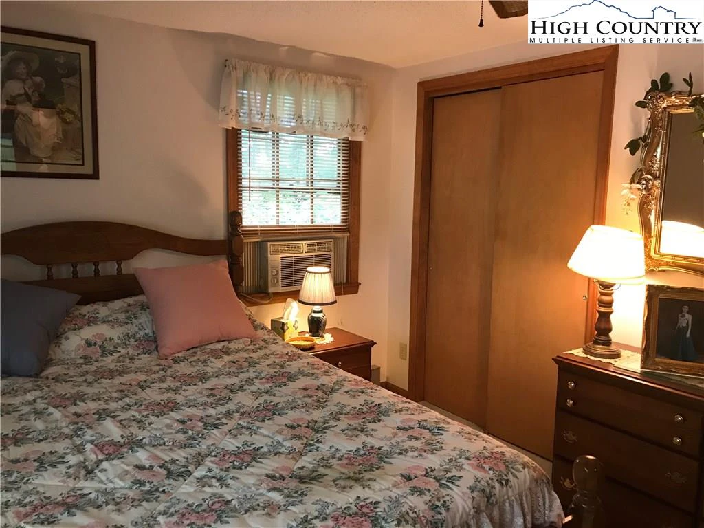Image number 8 for the current listing