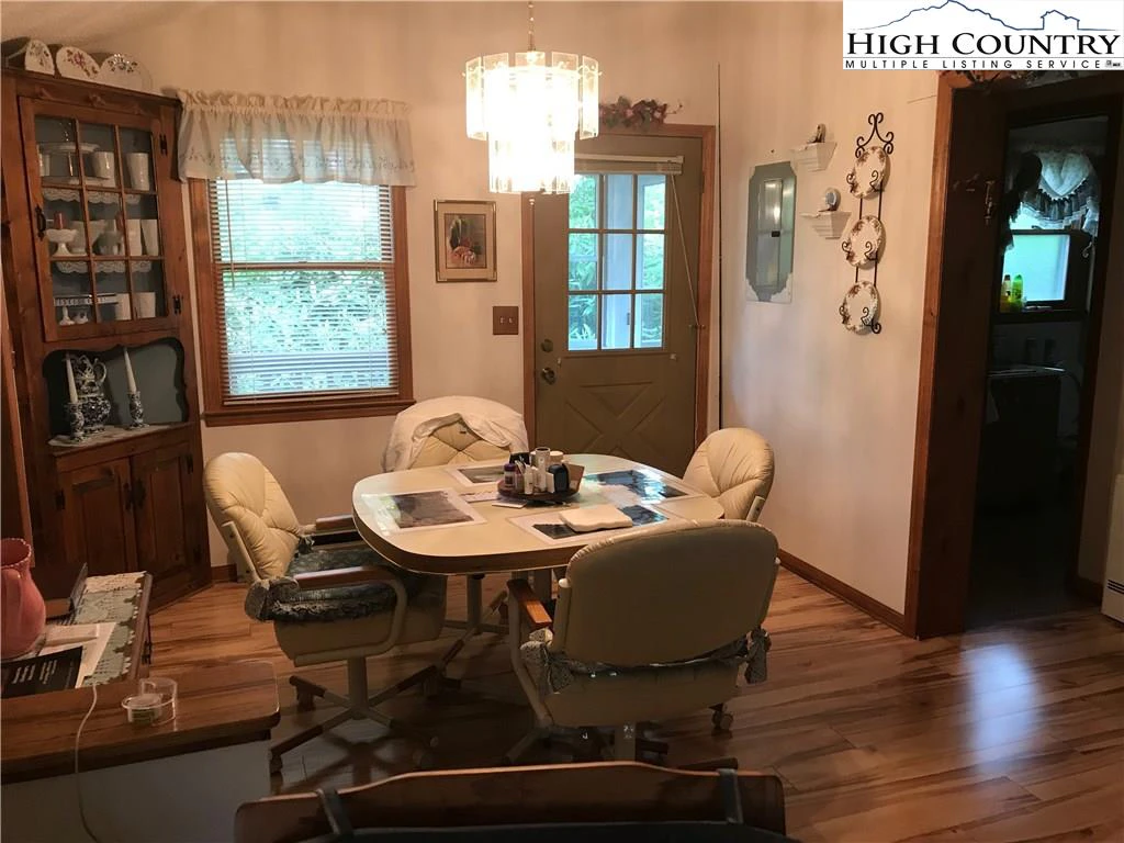 Image number 25 for the current listing