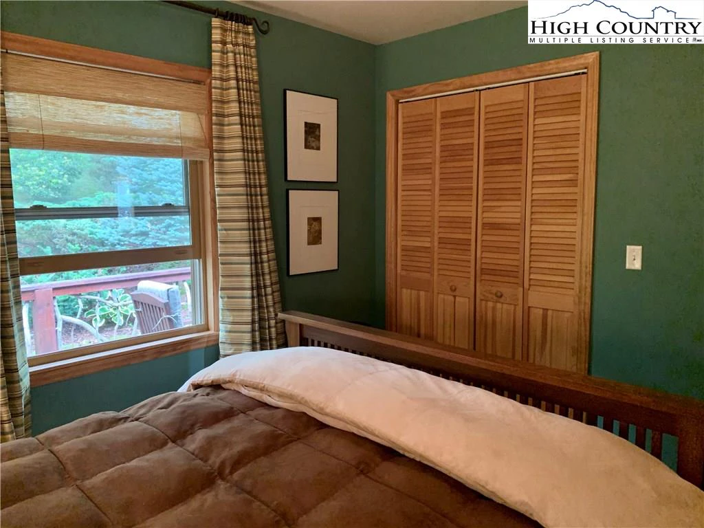 Image number 4 for the current listing