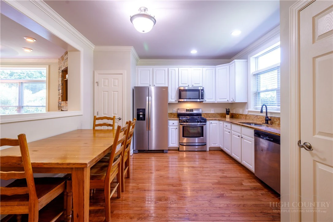 Image number 19 for the current listing