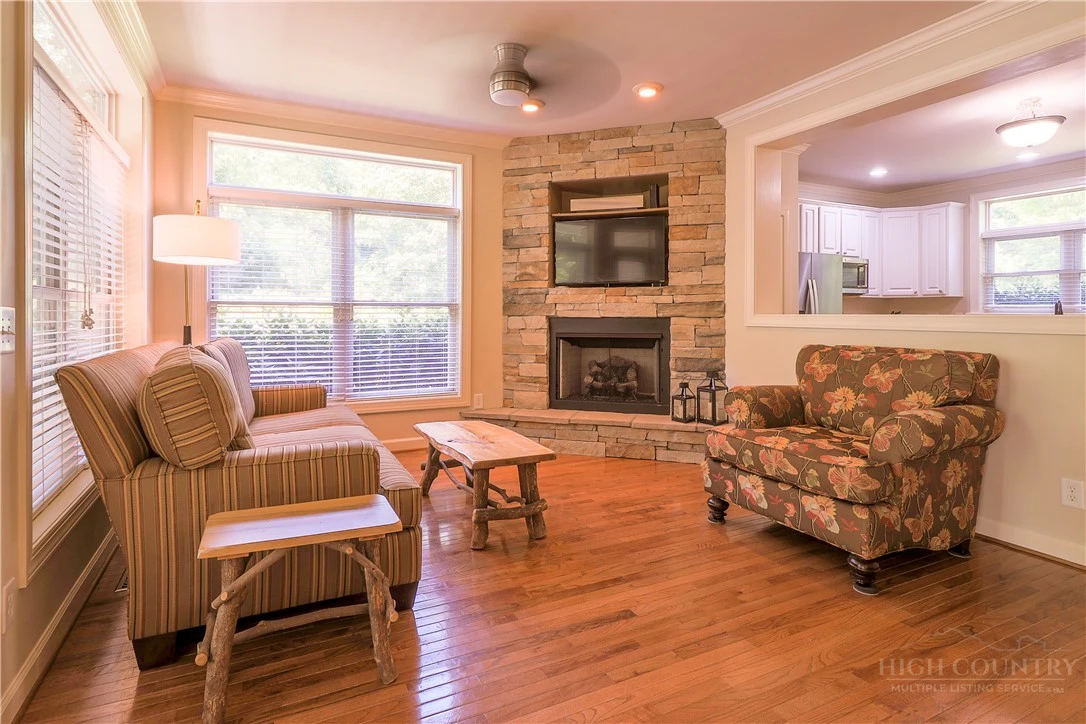 Image number 17 for the current listing
