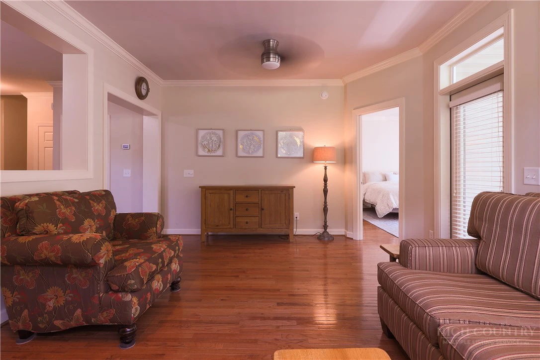 Image number 2 for the current listing