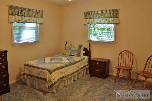 Image number 4 for the current listing