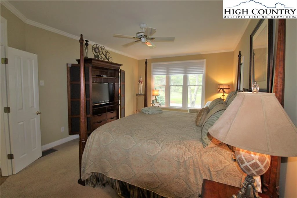Image number 11 for the current listing