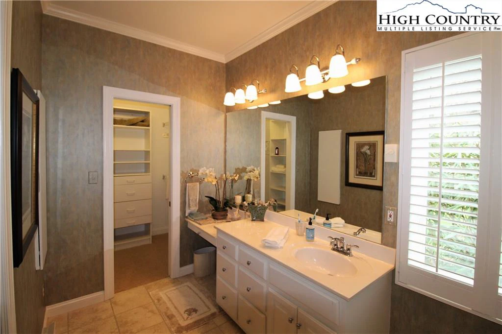 Image number 3 for the current listing