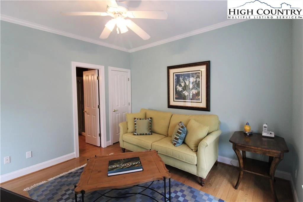 Image number 5 for the current listing