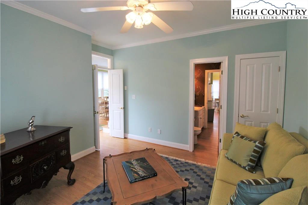 Image number 6 for the current listing