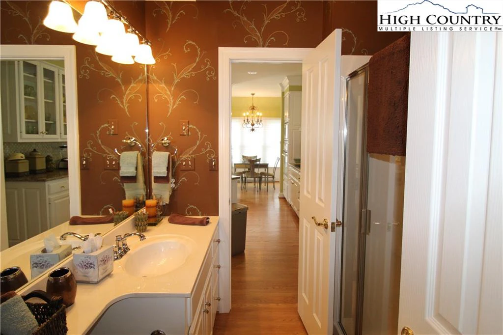 Image number 8 for the current listing