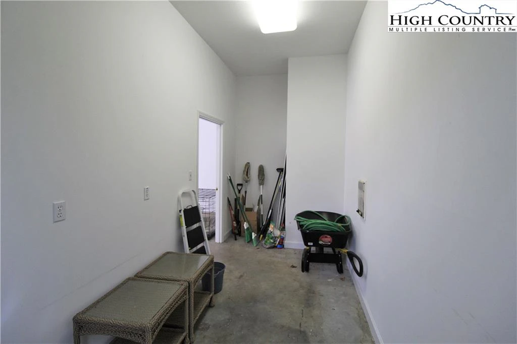 Image number 15 for the current listing