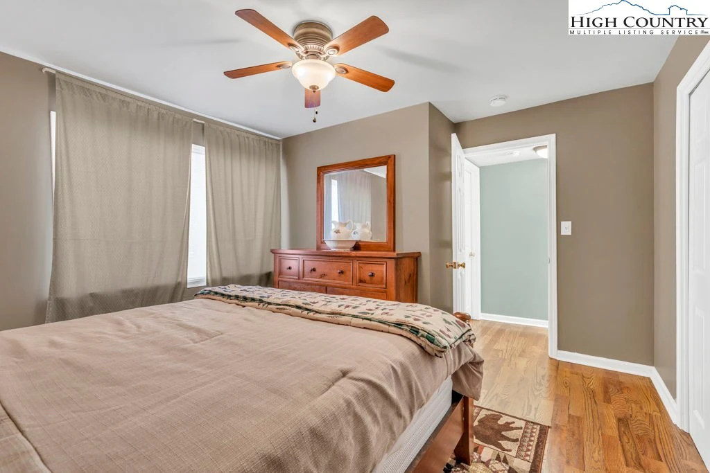 Image number 9 for the current listing