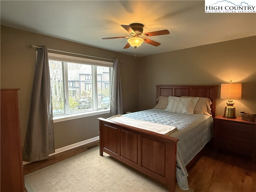 Image number 4 for the current listing